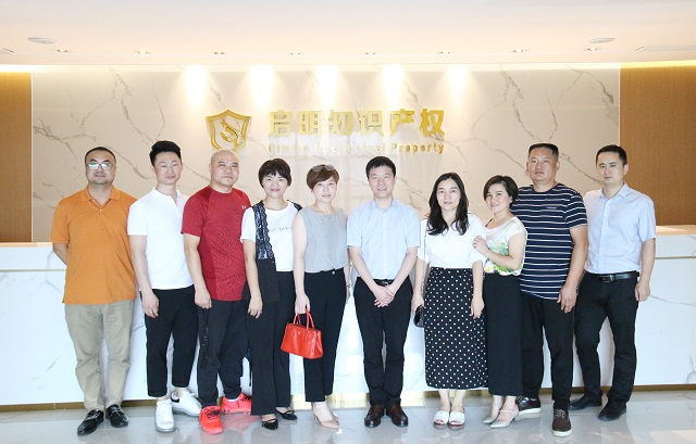嘉興湖南商會(huì)輪值會(huì)長(zhǎng)劉第晟、秘書長(zhǎng)曾嬋娟一行蒞臨公司指導(dǎo)交流
