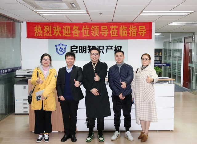 溫州商會新生代聯(lián)合會會長周玲衛(wèi)、秘書長姜皓等一行蒞臨公司考察交流