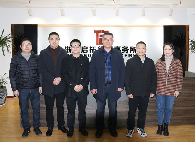 嘉興市司法局副局長(zhǎng)、市律師行業(yè)黨委書記陳建新一行蒞臨我所調(diào)研指導(dǎo)工作